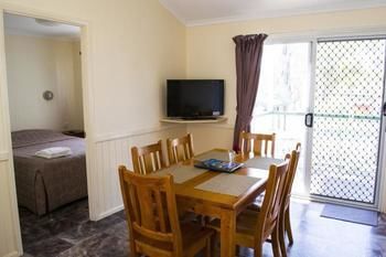 Kahlers Oasis Caravan Park - Rental Cars 0