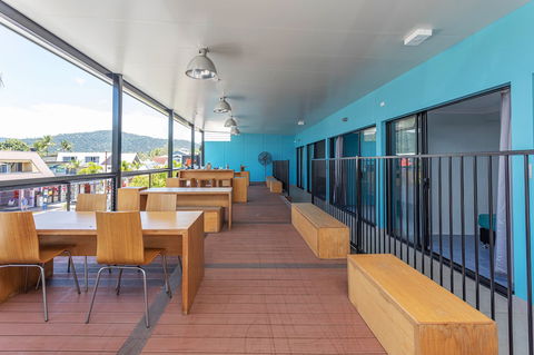 Airlie Sun & Sand Accommodation 6 - Rental Cars 3