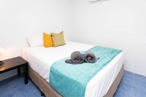 Airlie Sun & Sand Accommodation 6 - Rental Cars 5