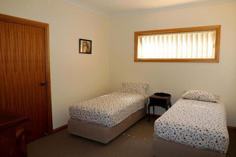Tracks End Retreat - Rental Cars 3