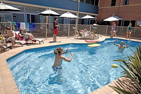 Coffs Harbour YHA Hostel / Backpackers - Rental Cars 3