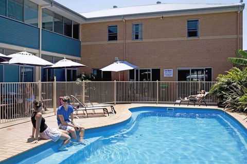 Coffs Harbour YHA Hostel / Backpackers - Rental Cars 1