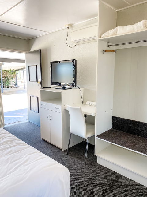 Pacific Sun Motor Inn Bargara - Rental Cars 1