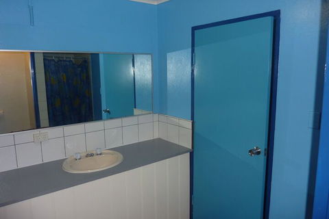 JJs Backpackers Hostel - Rental Cars 7
