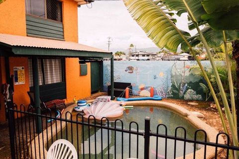 JJs Backpackers Hostel - Rental Cars 3