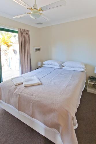 Wagga Wagga Beach Caravan Park - Rental Cars 3