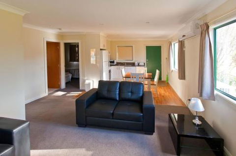 Wagga Wagga Beach Caravan Park - Rental Cars 4