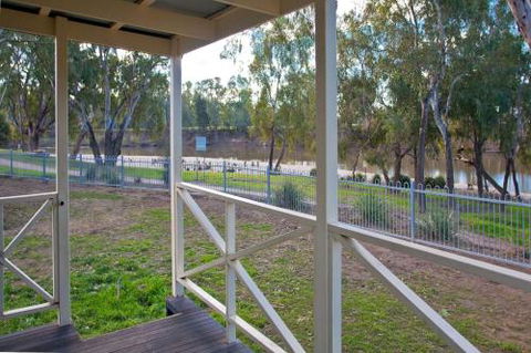 Wagga Wagga Beach Caravan Park - Rental Cars 1