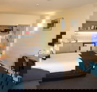 Shoreline Hotel - Rental Cars