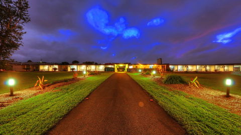 Atherton Motel - Rental Cars 1
