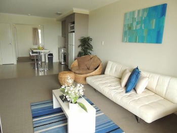 Airlie Central Apartments - Rental Cars 2