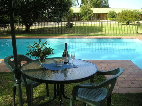 Mountain View Motor Inn & Holiday Lodges - Rental Cars 2