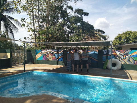 Palm Court Budget Motel Hostel/Backpackers - Rental Cars 1