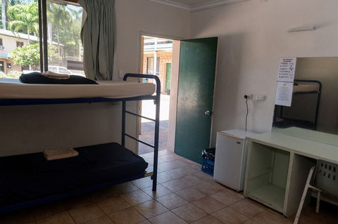 Palm Court Budget Motel Hostel/Backpackers - Rental Cars 2