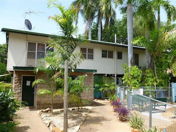 Palm Court Budget Motel Hostel/Backpackers - Rental Cars 6