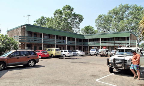 Palm Court Budget Motel Hostel/Backpackers - Rental Cars 5