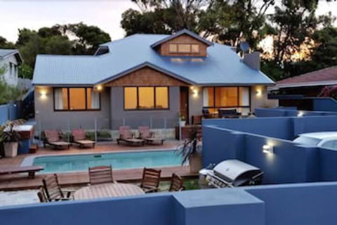 Waikiki Beach Bed & Breakfast - Rental Cars 0