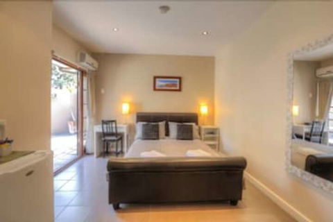 Waikiki Beach Bed & Breakfast - Rental Cars 5