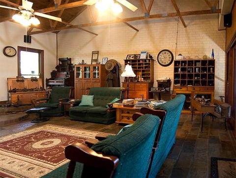 Hideaway Haven Bed & Breakfast - Rental Cars 3
