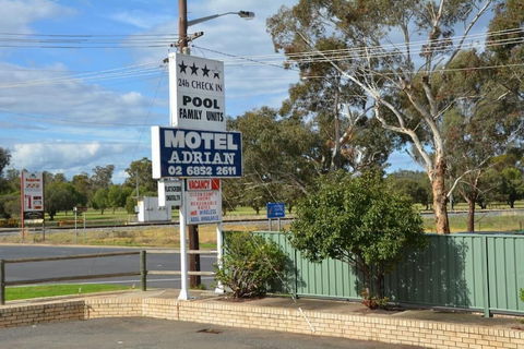 Adrian Motel - Rental Cars 3