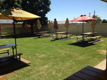 Coro Club Motel - Rental Cars 6