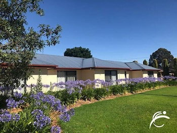 Coro Club Motel - Rental Cars 0