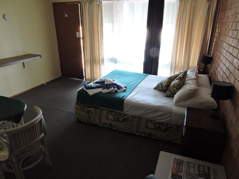 Pacific Motor Inn - Rental Cars 2