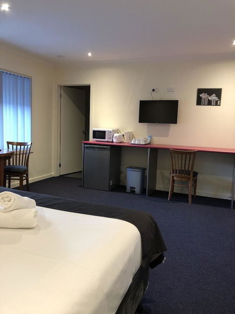 Lakeside Motel Waterfront - Rental Cars 2