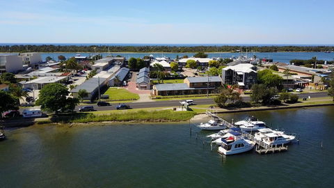 Lakeside Motel Waterfront - Rental Cars 1