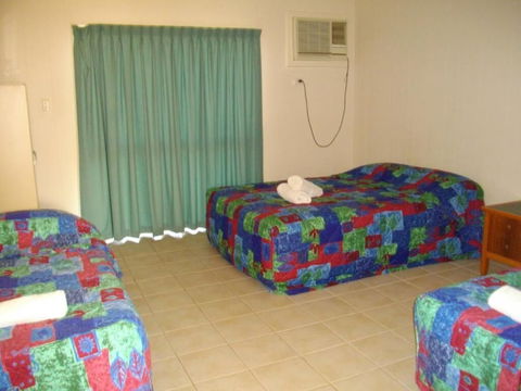 Kurrmine Beach Motel - Rental Cars 5