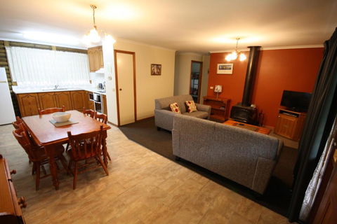 Halls Gap Log Cabins - Rental Cars 1