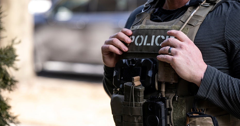 ICE dispels rumors about viral video showing agents smashing window to ...