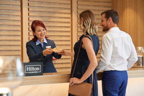 DoubleTree by Hilton Perth Waterfront - Rental Cars 4