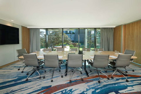 DoubleTree by Hilton Perth Waterfront - Rental Cars 11
