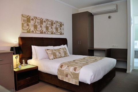 Quality Suites Fremantle - Rental Cars 1