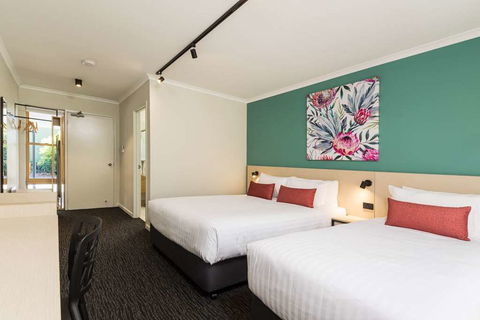 NIghtcap At Balaclava Hotel - Rental Cars 2