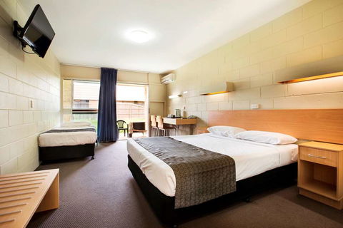 Dalrymple Motel - Rental Cars 2