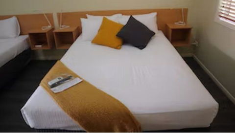 Gayndah Colonial Motor Inn - Rental Cars 1