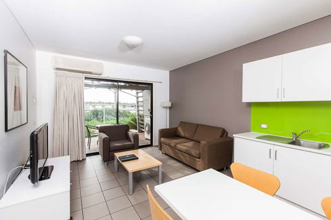 Majestic Oasis Apartments - Rental Cars 2