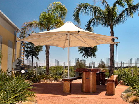 Majestic Oasis Apartments - Rental Cars 1