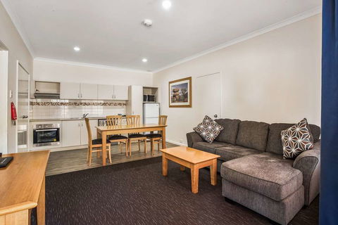 Karratha Central Apartments - Rental Cars 11