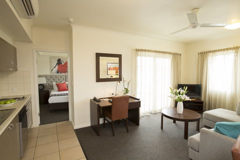 Metro Advance Apartments & Hotel - Rental Cars 11