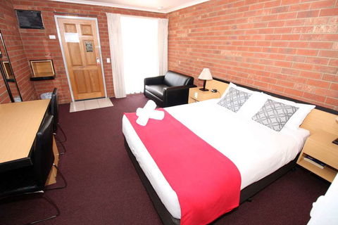 Pevensey Motor Lodge - Rental Cars 2