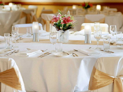 Novotel Canberra - Rental Cars 6