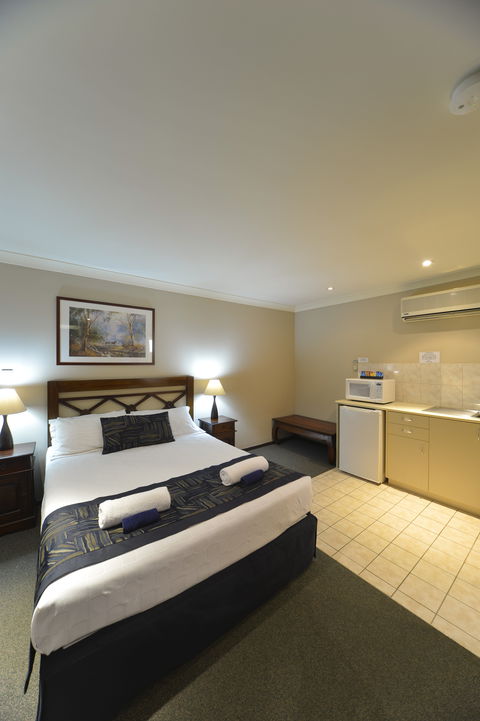 Wattle Grove Motel - Rental Cars 2