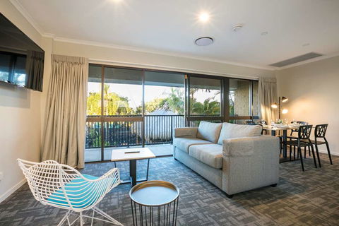 Kawana Waters Hotel By NightCap - Rental Cars 5