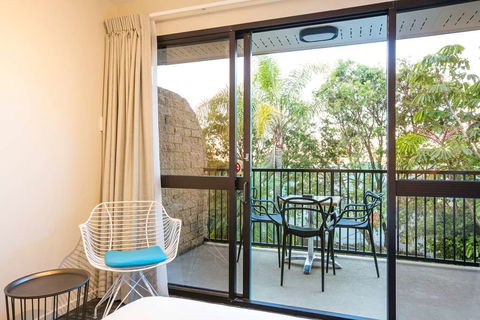 Kawana Waters Hotel By NightCap - Rental Cars 6