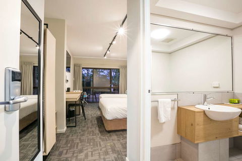 Kawana Waters Hotel By NightCap - Rental Cars 7