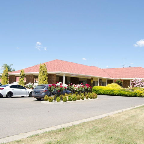 Pines Country Club Motor Inn - Rental Cars 0