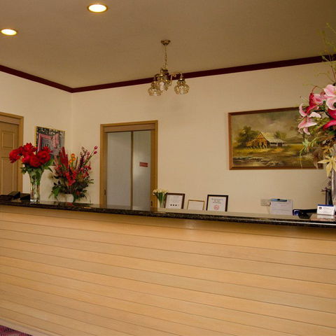 Pines Country Club Motor Inn - Rental Cars 1